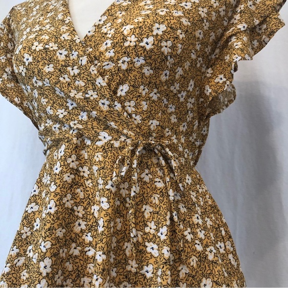 Monteau Los Angeles yellow floral peplum top. Size M. - Picture 7 of 8